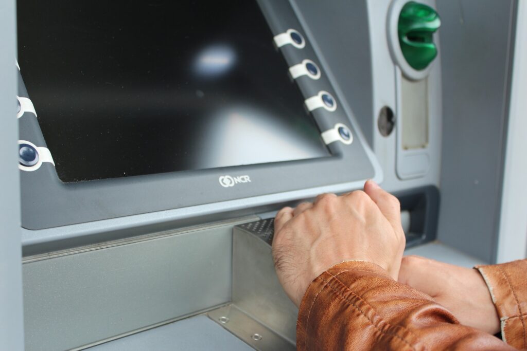 rút tiền king88: kiểm tra thông tin và xử lý khi chậm 2 người dùng che bàn phím khi nhập mã tại atm